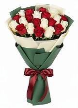 Букет Микс из красных и белых роз в Глебычево